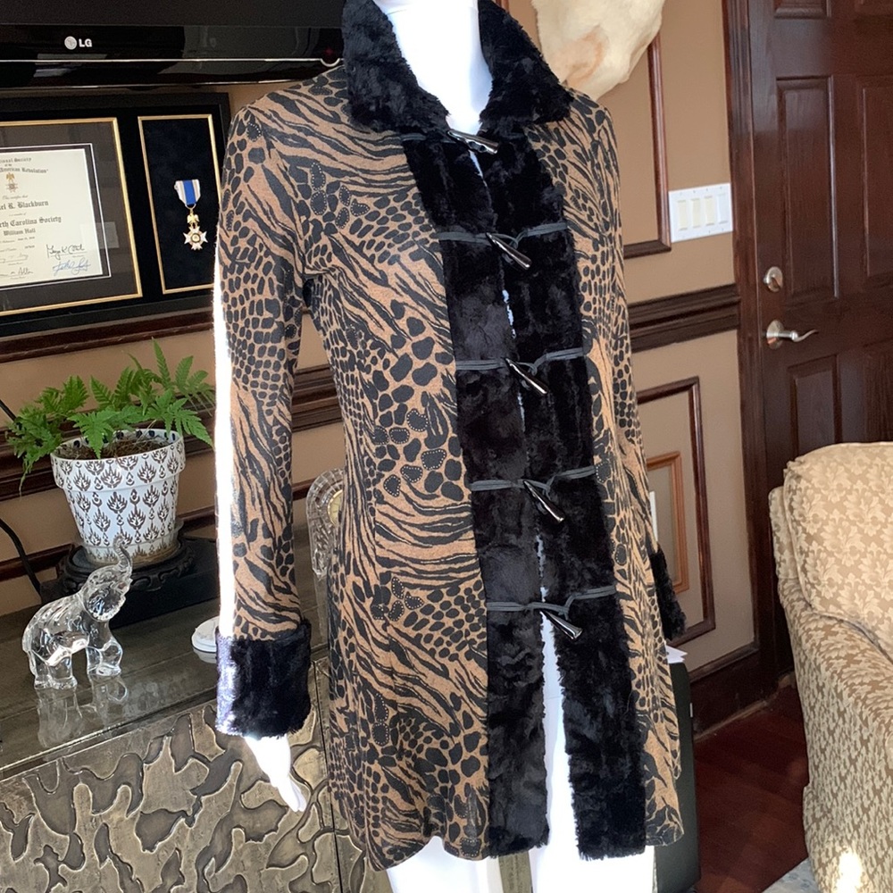 Frank Lyman long sweater top size 4 black and brown with toggle buttons